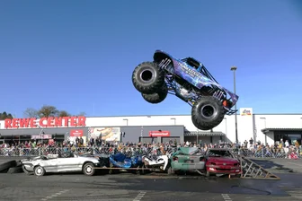 Das ist am Wochenende im Raum Aue und Schwarzenberg los: Monstertruck-Show, Sommer am See, Lokfahrt - Hier segelt der Monstertruck „Thunderstruck“ über ein halbes Dutzend Altfahrzeuge. Am Wochenende ist die Stuntshow „Dynamit auf Rädern“ in Bad Schlema zu sehen.