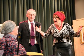 Das ist am Wochenende im Raum Aue und Schwarzenberg los: Mundartstück, Turmblasen und Nikolausfahrten - Szene aus der Aufführung des Mundart-Theaterstücks in Carlsfeld 2024.