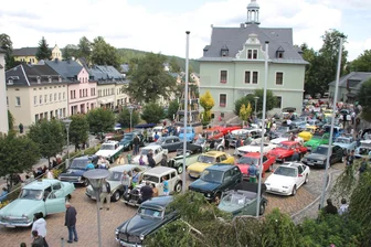 Das ist am Wochenende im Raum Aue und Schwarzenberg los: Oldtimertreff, Fest-Premiere, Techno-Party - Zum Oldtimertreffen in Schönheide ist der Platz am Rathaus immer gut gefüllt.