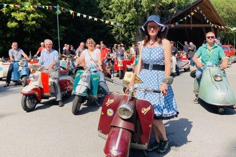 Das ist am Wochenende im Raum Aue und Schwarzenberg los: Roller-Treffen, Bergaufzug, Feuerwehrfest - Annett Wetzig aus Meerane gehörte 2023 zu den rund Oldtimerfans, die zum damals zehnten Rollertreffen ins Erzgebirge kamen. Eine Station auf der Rundfahrt war der Spiegelwald.