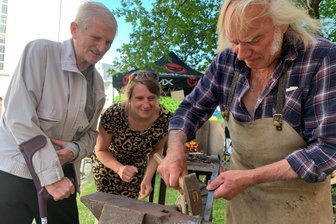 Das ist am Wochenende im Raum Aue und Schwarzenberg los: Schmiedekunst, Bergwiesenfest, Konzert - Schmiedekunst am offenen Feuer und Amboss zeigt der Schönheider Günter Bechstein.