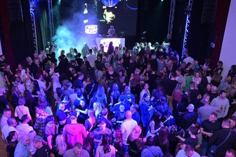 Das ist am Wochenende im Raum Aue und Schwarzenberg los: Ü30-Party, Wandern, Oldies und Live-Musik - Beste Stimmung ist garantiert, wenn in Schneeberg eine Ü30-Party gefeiert wird.