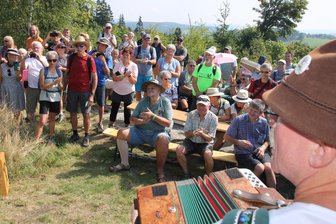 Das ist am Wochenende im Raum Aue und Schwarzenberg los: Wandern, Traktortreffen, Sommerfest - Am Sonntag wird zu „Claras musikalische Wanderung“ nach Carlsfeld eingeladen.