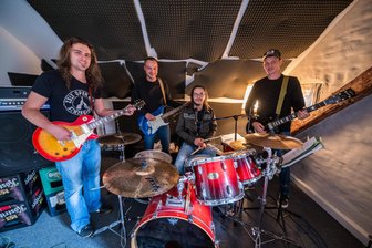 Das ist am Wochenende im Raum Stollberg los: Blues, Buchdruck, Wandern und Teenie-Disco - Die Band Headless Rooster aus Neuoelsnitz will die Turnhalle Mitteldorf rocken.