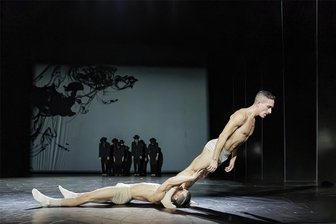 Das ist am Wochenende im Vogtland los - Die große Bandbreite des zeitgenössischen Tanzes, auch athletisch-akrobatische Elemente (im Bild Lucien Zumofen und Stefano Neri), finden sich im Stück „Schumann!“ am Theater Plauen-Zwickau.