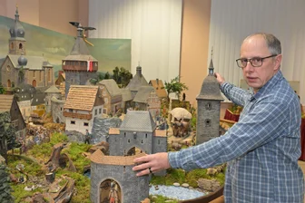 Das ist am Wochenende in der Region Aue-Schwarzenberg los: Modelle zur Schau gestellt, Narren sind los und Musik erklingt - Lößnitzer Schnitzkunst: Vereinschef Mario Rudolph mit einem Ausschnitt des großen Weihnachtsbergs.