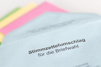            Verschiedene Stimmzettel stecken in einem Stimmzettelumschlag für die Briefwahl.