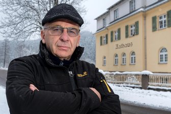 „Das ist bürokratischer Riesenwahnsinn“ – Die unabsehbaren Folgen des Breitbandausbaus in Heidersdorf - Andreas Börner ist seit 2015 ehrenamtlicher Bürgermeister von Heidersdorf. Das Rathaus soll einen neuen Zaun erhalten.
