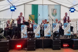 Das ist dann mal weg: Witzschdorfer Blasmusikanten spielen ihr letztes Steigerlied - Kirmes in Gornau: Die Witzschdorfer Blasmusikanten bei einem ihrer letzten Auftritte in diesem Jahr.