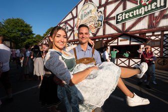 Das ist das erste Plauener Wiesn-Paar: Wer sind die beiden und wie kam es dazu? - Die Glücklichen sind Lisa Böttiger und Domenic Springer aus Plauen.