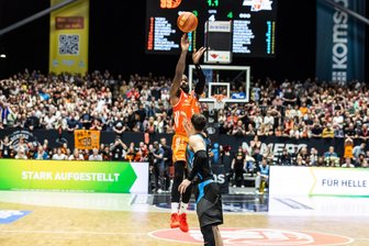 „Das ist das, was große Spieler machen“ – Corey Davis wirft die Niners Chemnitz zum Derbysieg - Der Wurf ins Glück: 1,1 Sekunden waren noch zu spielen, als Corey Davis zum Dreier ansetzte – und zum 76:73 traf.