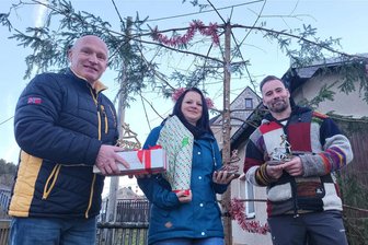 Das ist der hässlichste Weihnachtsbaum im Erzgebirge: Jetzt steht’s fest - Die drei Erstplatzierten beim Hutzentreff vor dem allerhässlichsten Weihnachtsbaum. Von links: Udo Fröhlich (1. Platz), Nicole Gutzmerow (3. Platz), Tim Baumann (2. Platz).