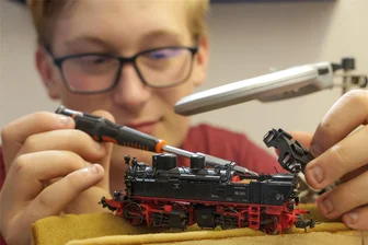 Das ist der Jüngste unter den Glauchauer Modelleisenbahnern - Phillip Katz ist 17 Jahre alt und hat ein Faible für Modelleisenbahnen. Im Glauchauer Verein ist er mit Abstand der Jüngste.