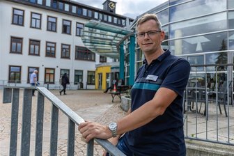 Das ist der neue Direktor im Kreisklinikum Rodewisch - Jörg Barzik (43) wird ab 2024 Verwaltungsdirektor im kreislichen Klinikum Obergöltzsch Rodewisch. Er tritt die Nachfolge von Beate Liebold an, die in den Ruhestand geht. Barzik ist seit 2003 im Klinikum beschäftigt.