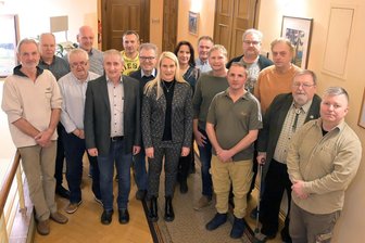 Das ist der neue Elsterberger Stadtrat - Der neu gewählte Stadtrat von Elsterberg: (von links) Jörg Kätzel, Karsten Zeller (beide Gemeinsam für Elsterberg – GfE), Andreas Oberlein, Sven Kaul (beide SPD), Bürgermeister Axel Markert (SPD), Tim Blöthner-Teichmann, Jürgen Claus, Anja Haller, Doreen Rahmig, Albrecht Päßler, Sven Thumstädter, Steffen Böhm, Thomas Steinmüller, Alexander Leutsch, Volker Jenennchen und Rico Schneider (alle Alternative Heimatliste – AHL). Es fehlt Linda Böhm (GfE).