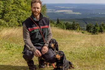 Das ist der neue Förster vom Fichtelberg - An schönen Aussichten mangelt es im Revier von Förster Johann Schäfer - hier mit seinen Hunden Amina und Polja auf dem Fichtelberg - nicht. 