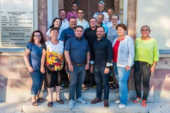 Das ist der neue Gemeinderat in Jahnsdorf - doch was hat er als Erstes beschlossen? - Die neugewählten Gemeinderäte von Jahnsdorf. 1. Reihe v. l.: Sandy Keller, Christine Böhm, Mario Löffler, Markus Brunner, Karla Seifert, Prof. Karla Rost; 2. Reihe v. l.: Dr. Elke Stadler, Danilo Mothes, Detlef Lohr, Uta Karbe; 3. Reihe v. l. André Vágó, Mirko Schumacher, Bernd Krajewski, Bürgermeister Albrecht Spindler (parteilos); 3. Reihe v. l.: Carsten Kinas und Maik Höfer.