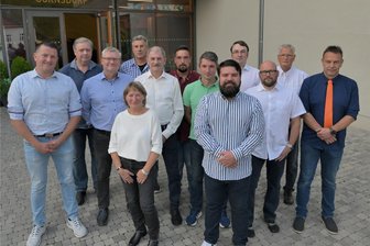 Das ist der neue Gemeinderat von Gornsdorf - Hintere Reihe: (v. l.) Detlef Schießler (AGFG), Michael Nobis (Freie Wähler), Rene Post (AGFG), Dr. Thomas Uhlig (Fraktionschef IFG), Peter Schmelz (IFG) - Mittlere Reihe: Nico Post (AGFG), Karsten Rauchfuß (IFG), Olaf Arlt (IFG), Mirko Meyer (AGFG), Stefan Popp (IFG), Michael Tägl (Bürgermeister) - Vordere Reihe: Viola Schlösser (IFG), Alexander Richter (Fraktionsvorsitzender AGFG).