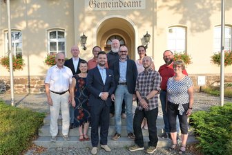 Das ist der neue Gemeinderat von Hohndorf: Wer für den Bürgermeister nachrückt - Hohndorfer Gemeinderat: vordere Reihe (v.li.): Dr. Friedemann Wolf (CDU), Ute Fankhänel (CDU), Lars Ehrt (CDU), Jens Reimann (CDU), Gabriele Krischker (SPD); Hintere Reihe (v.li.): Michael Wolf (CDU), Karl-Heinz Wilhelm (CDU), Klaus-Stephan Rodestock (AFD), Bürgermeister Lutz Rosenlöcher, Susann Wölki (CDU), Sandro Müller (SPD); es fehlen: Dr. Udo Pierer (CDU), Gunnar Brautzsch (CDU), Sascha Rocznik (CDU)