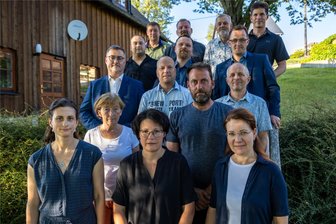 Das ist der neue Gemeinderat von Stützengrün - Der neue Gemeinderat von Stützengrün. Vordere Reihe von links: Anja Donath (FDP), Jana Müller, Helen Göckritz (beide CDU). 2. Reihe: Steffi Bretchneider, Robert Friedrich (beide UWV). 3. Reihe: Bürgermeister Volkmar Viehweg, Thomas Queck (CDU), Gerd Hochmuth (UWV). 4. Reihe: Roy Panzert (UWV), Sören Schlesiger (Freie Sachsen), Eric Dietrich (CDU). Hintere Reihe: Rico Baumgärtel (CDU), David Schlesiger (Freie Sachsen), Wilhelm Görler (FP), Nicky Fuchs (CDU).