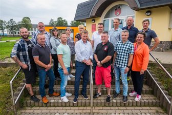 Das ist der neue Stadtrat von Johanngeorgenstadt - aber die beliebteste Stadträtin ist nicht dabei - Das ist der neue Stadtrat von Johanngeorgenstadt.- 1. Reihe v. l.: Toni Bachmann (WGV), Stephan Hellmich (WGV), Danny Kaden (WGV), Bürgermeister André Oswald (parteilos), René Leonhardt (WGV), Marian Krauß (CDU), Beatrice Meyer (CDU); 2. Reihe v. l.: Hans Rohrwild (AfD), Heike Strobel (AfD), Susann Brüning (AFD), Birgit Rötzschke (AfD), Olaf Beyer (SPD), Jörg Neubert (SPD), Carsten Claus (SPD), Lucas Bergauer (CDU).