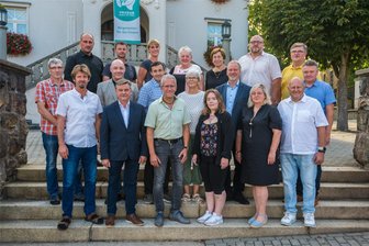 Das ist der neue Stadtrat von Lugau - Der neue Stadtrat von Lugau und der Bürgermeister Thomas Weikert (vorn links).