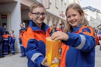 Das ist der stolze Feuerwehrnachwuchs der Annaberger Region - Der elfjährige Freddy aus Buchholz und die achtjährige Nele aus Crottendorf (kleines Foto) gehörten zum Feuerwehrnachwuchs, der sich im Anschluss bei Popcorn und einem Getränk den Filmspaß nicht entgehen ließ.