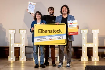„Das ist der Wahnsinn“: Stadt im Erzgebirge räumt Newcomer-Preis bei Fair-Trade-Wettstreit ab - Birgit Mädler, Christian Mädler und Alexander Hodeck bei der Preisverleihung in München.