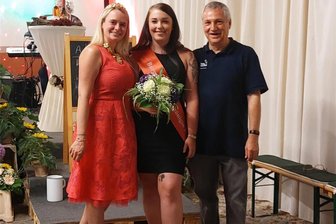 Das ist die neue Weinkönigin von Burgstädt - Isabel Gorzitze ist Burgstädts Weinkönigin, mit Majestät Sabrina Schreiber (links) und Apotheker Jürgen Hofmann.