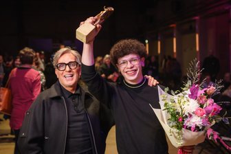 „Das ist die Zukunft des Designs“ – Student holt europäischen Modepreis ins Erzgebirge - Vincent Röse (r.), hier mit Modedesigner Thomas Rath, hat den Förderpreis gewonnen.
