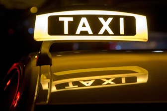 „Das ist doch nicht mehr normal“: Tätlicher Angriff auf Taxifahrer in Schwarzenberg - Ein Taxifahrer wird von einem 16-Jährigen am Bahnhof Schwarzenberg krankenhausreif geschlagen.