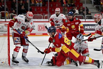 „Das ist ein absoluter Mannschaftssieg“: Die Stimmen zum Sieg der Eispiraten Crimmitschau bei der Düsseldorfer EG - Ein Foto, was für die Teamleistung steht: Torhüter Kevin Reich liegt am Boden und Verteidiger Gregory Kreutzer sichert den Kasten.