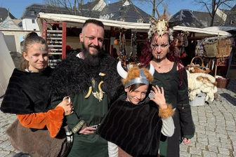 „Das ist ein Lebensgefühl, das sind wir“: Mittelalterspektakel im Erzgebirge lockt hunderte Besucher auf Schloss Wildeck - Thomas Schwarzenberg und Franziska Endisch sowie die beiden Kinder Paiton und Luca lieben Mittelaltermärkte.