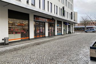 „Das ist ein sozialer Brennpunkt“: Sportladen im Chemnitzer Zentrum schließt - 2011 öffnete der Sportladen „Wear Wolf“ neben der Galerie Roter Turm. Derzeit werden Waren abverkauft, demnächst ist Schluss.