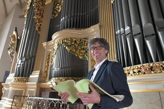 „Das ist eine echte Nummer“: Silbermann-Tage und internationaler Orgelwettbewerb im September - Domkantor Albrecht Koch, hier vor der Großen Silbermann-Orgel im Freiberger Dom, ist Präsident der Gottfried-Silbermann-Gesellschaft.
