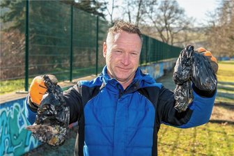 "Das ist eine Sauerei": Hundekot in Rochlitz - nicht nur im Freibad ein Ärgernis - Zum Ärger von Schwimmmeister Jan Kugler werden immer wieder Hundekotbeutel über den Zaun auf das Gelände des Rochlitzer Stadtbades geworfen. 