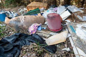 „Das ist eine Sauerei“: Illegale Mülldeponie an Bundesstraße 101 im Erzgebirge wächst und wächst - Die illegale Mülldeponie an der „Blauen Taube“ erstreckt sich über mehrere Quadratmeter.