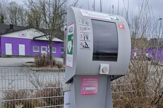 „Das ist eine Sauerei“: Vandalen schlagen erneut in Bad Schlema zu - Ist gestohlen worden: ein mobiler Defibrillator am Ringer-Zentrum des FC Erzgebirge Aue in Bad Schlema.