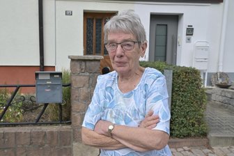 „Das ist eine Sauerei“: Vermieter lässt Haus in Zwickau mit Geschäften und Arztpraxen verwahrlosen - Rose Kern hat auf dem Weg zur Augenarztpraxis die Treppe genommen, obwohl sie sehr schlecht sehen kann.