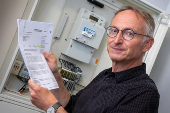 „Das ist einfach lächerlich“: Stadtwerke Olbernhau werden von der Verbraucherzentrale Sachsen verklagt - Stadtwerke-Geschäftsführer Knut Böttger mit dem Abmahnschreiben der Verbraucherzentrale vor einem intelligenten Messsystem.