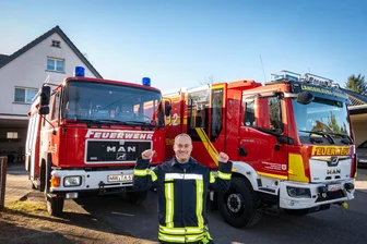 „Das ist für uns ein Quantensprung“: 30 Jahre alte Technik weicht in Penig modernem Feuerwehrfahrzeug - Langenleuba-Oberhains Ortswehrleiter Ronny Poppitz stellt die Unterschiede des alten und neuen Einsatzfahrzeugs vor.