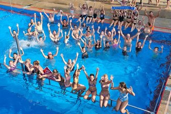 „Das ist Genussschwimmen in Bestzeit“: Stundenschwimmen im Peniger Freibad bricht alle Rekorde - 80 Wasserratten treten beim Stundenschwimmen im Peniger Freibad an. Während die einen fürs Gruppenfoto posieren, sind andere schon am Trainieren.