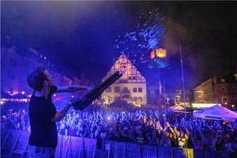 Das ist im Vogtland in dieser Woche wichtig - Zum Spitzenfest hatte das DJ-Duo "Gestört aber geil" im Vorjahr auf dem Plauener Altmarkt eine Party-Rakete nach der anderen gezündet. 