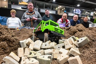 „Das ist ja umwerfend“: Groß und Klein staunt über so viel Spieltrieb in der Messe Chemnitz - Hochkonzentriert steuert Max Thate seinen Unimog durch das unwegige Gelände des Trial-Wettbewerbs.