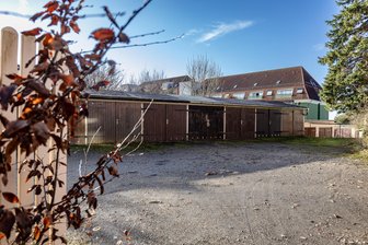 „Das ist kalte Enteignung“: Streit um Burgstädter Garagen - Altverträge gekündigt, Mieten steigen drastisch - Der Garagenhof an der Schillerstraße in Burgstädt. Die etwa 15 Garagen wurden zu DDR-Zeiten gebaut. Sie stehen aber auf städtischem Grund und Boden. Deshalb sollen sie jetzt in den Besitz der Stadt wechseln. Das sorgt für Ärger.