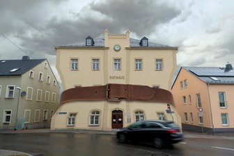 „Das ist kein Haushalt mehr“: Pockau-Lengefelds Defizit wird immer größer - Das Defizit im Haushalt wird größer. Pockau-Lengefeld muss den Gürtel noch enger schnallen.