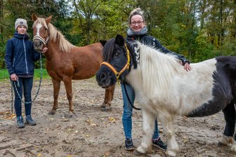 „Das ist kein Zauber, sondern Logik“: Bekannter Pferdetrainer Timo Ameruoso zu Gast in Seelitz bei Rochlitz - Valerie (14, mit ihrer Stute Nikita) und Peggy Fiedler (mit Pony Grete) hatten ihre Pferde beim Kurs von Timo Ameruoso angemeldet. Sie hoffen, künftig ihre Pferde besser verstehen zu können.