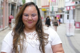 „Das ist komplett katastrophal“: Welche Probleme Geflüchtete mit der Bezahlkarte in Zwickau haben - Neydi Villamizar hilft Geflüchteten aus Venezuela, in Zwickau anzukommen.