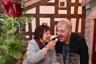 Das ist los am Wahl-Wochenende im Vogtland: „Musik im Laden“, Autogrammstunde mit Paar aus „Bauer sucht Frau“ und Yakari-Pferdeshow - Bauer Bruno und seine Anja, die sich 2007 bei „Bauer sucht Frau“ gefunden haben, leben in Regnitzlosau. Hier bei einem Besuch im Lokal "Zum grünen Baum" in Taltitz. Am Wochenende sind sie zu einer Autogrammstunde in Plauen.