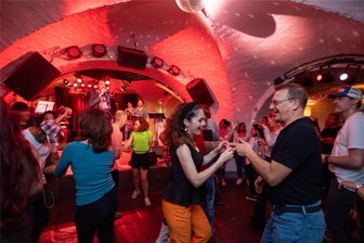Das ist los am Wochenende im Vogtland: Sommernachtstanz, Open-Air an der Pöhl, Flohmarkt am Mühlteich und weitere Alternativen zur Fußball-EM - Großartig wurde die erste Afterworkparty im Plauener Malzhaus angenommen. Sommer-Partylaune machte sich breit. Am Donnerstag gibt es im Openair-Gelände die zweite Auflage - mit Livemusik.